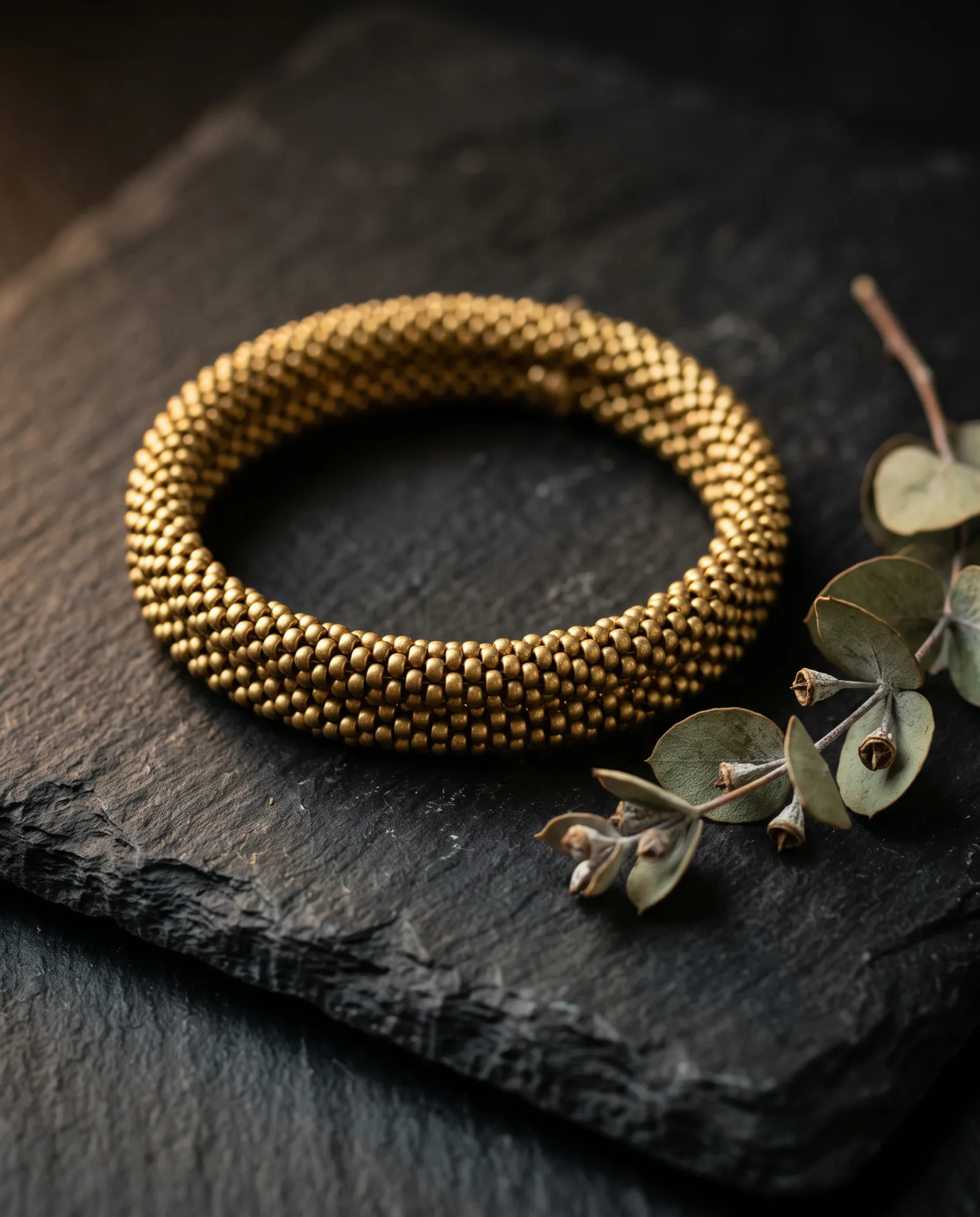 Bracelet en perles de rocaille dorées anciennes, texture dense